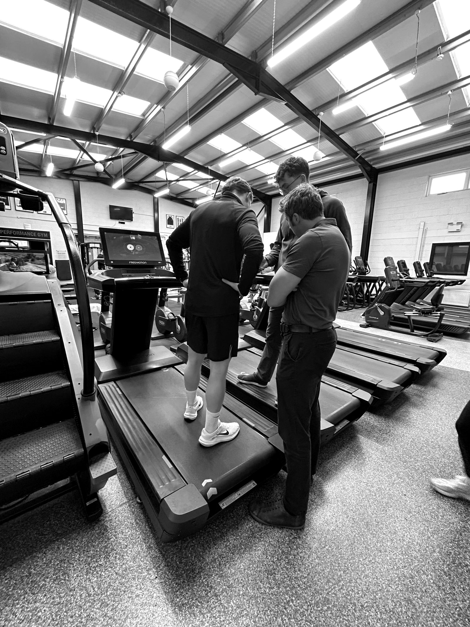 A Reflex therapist watching a runner on a treadmill during a running analysis